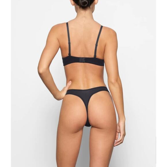 SKIMS Fits Everybody Plunge Bra Lightly Lined Underwire Black Onyx Size 40DDDD - Picture 3 of 6